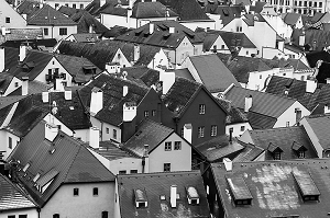 foto en blanco y negro de tejados de un pueblo